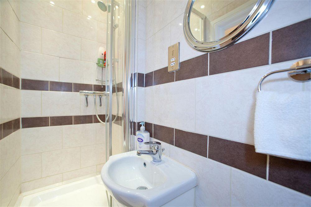 Milestone Apartments Лондон Экстерьер фото