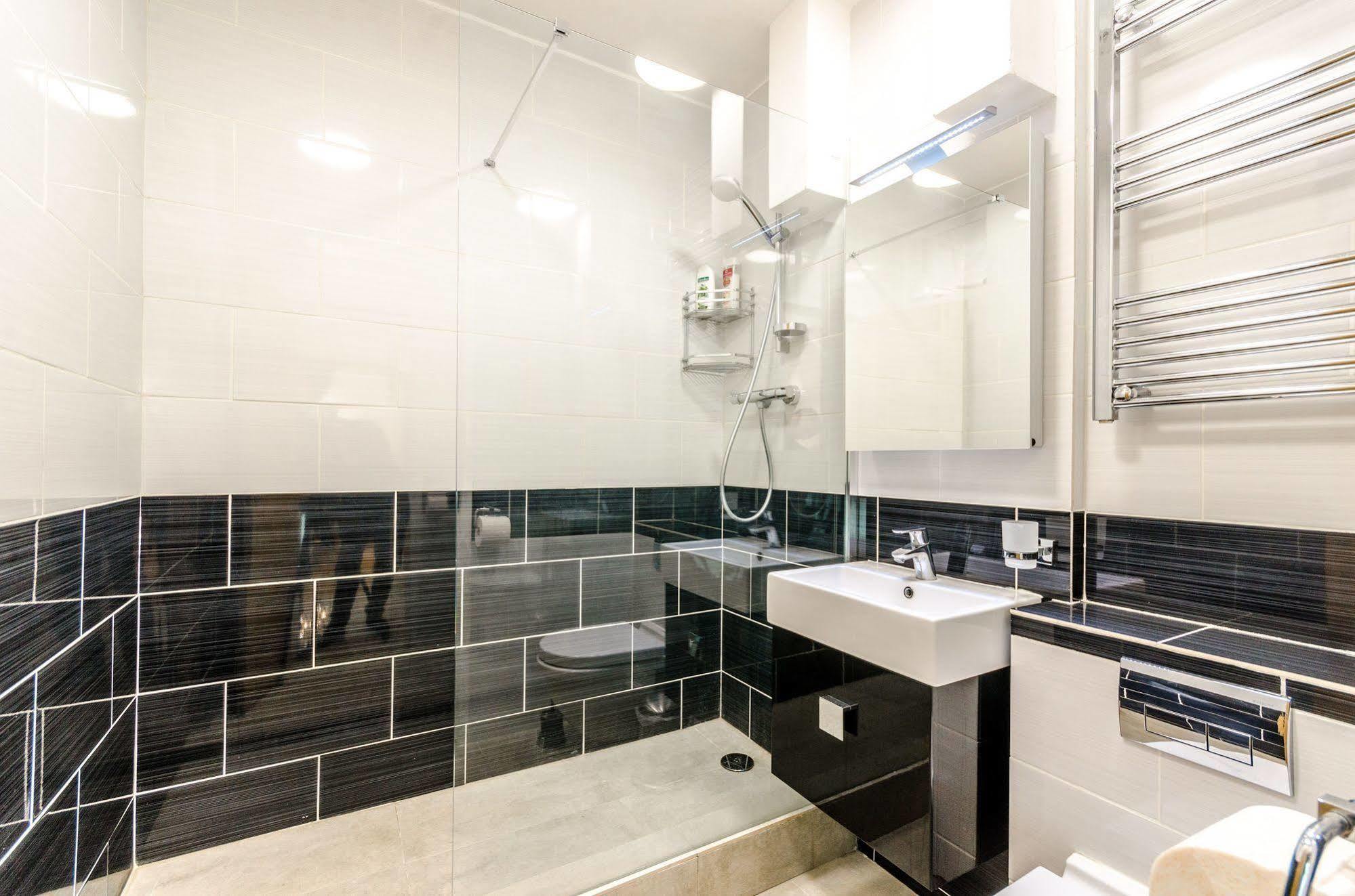 Milestone Apartments Лондон Экстерьер фото