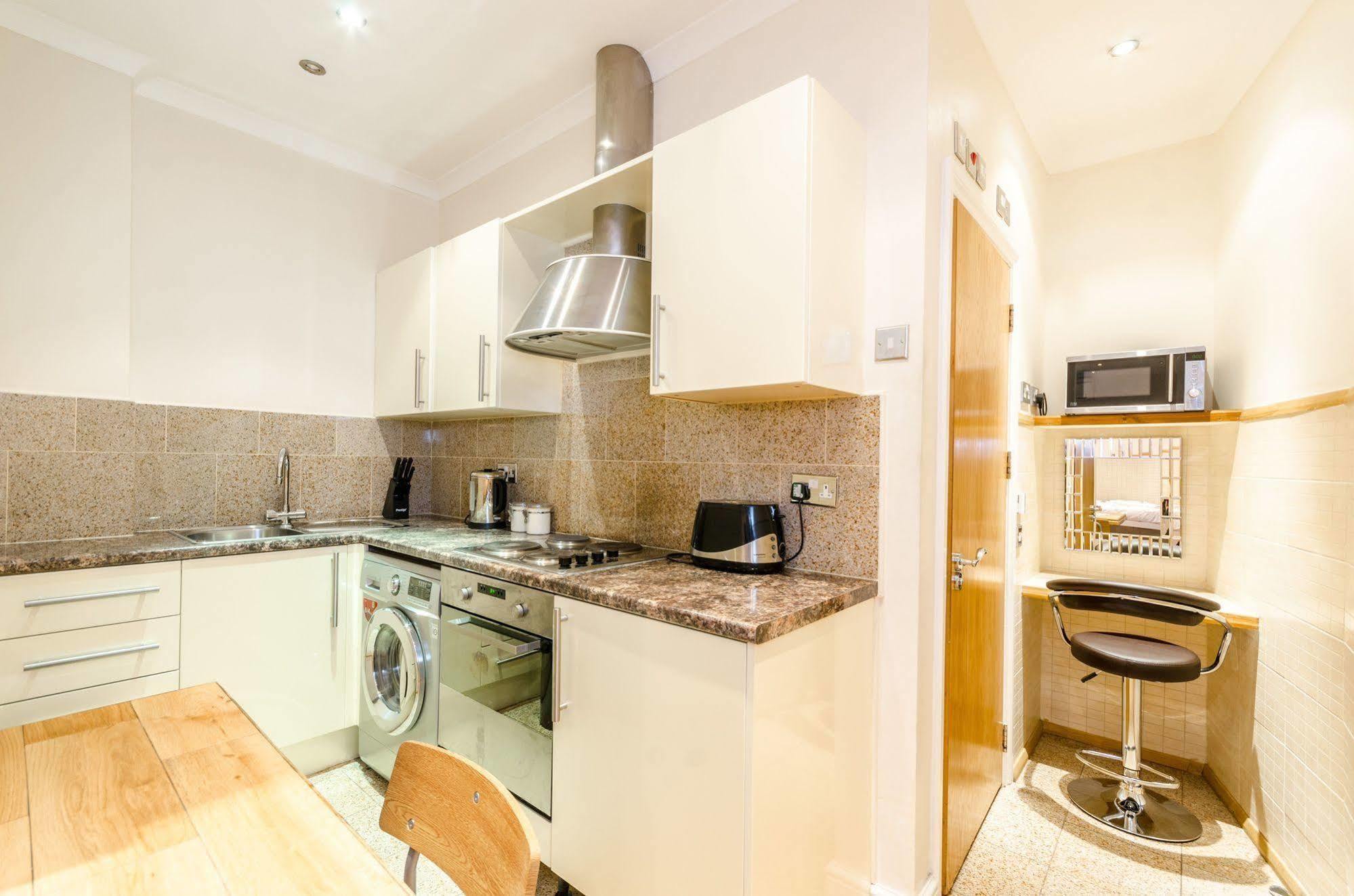 Milestone Apartments Лондон Экстерьер фото